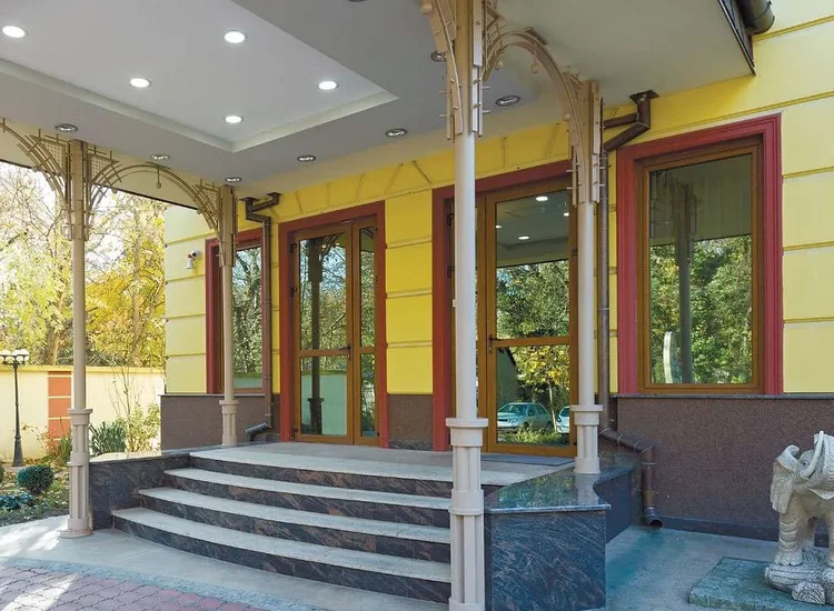 ՊՎՔ ճոճվող մուտքի դռները ռեստորանի համար